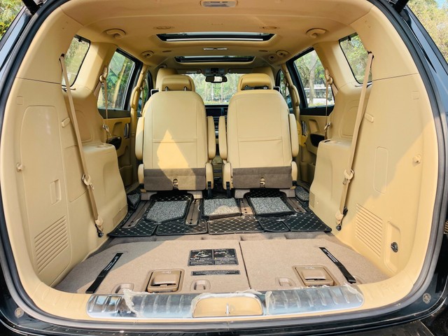 Second-hand 2021 Kia Carnival Limousine Plus for sale in Mumbai-12