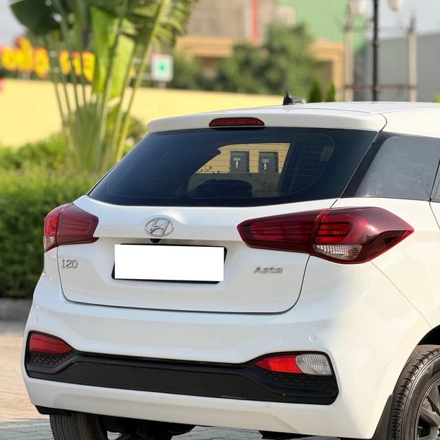 Second-hand 2018 Hyundai i20 1.2 Asta for sale in Surat-11