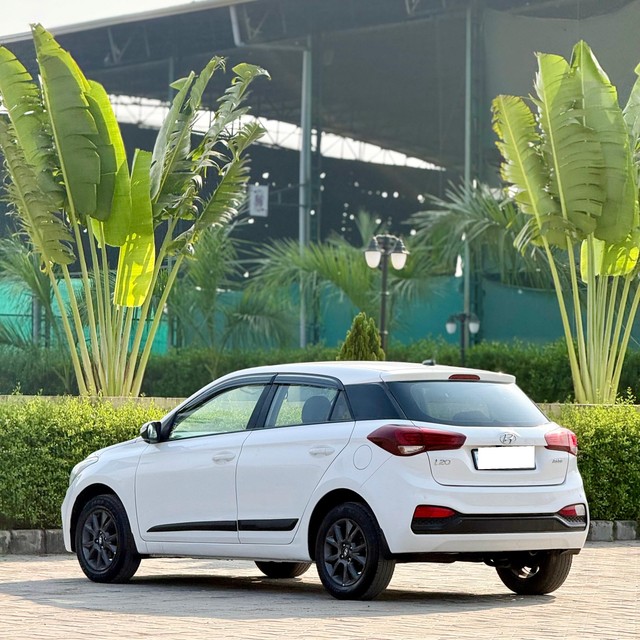 Second-hand 2018 Hyundai i20 1.2 Asta for sale in Surat-2