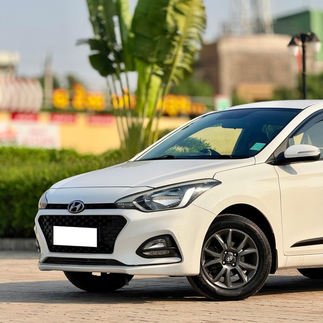 Second-hand 2018 Hyundai i20 1.2 Asta for sale in Surat-13