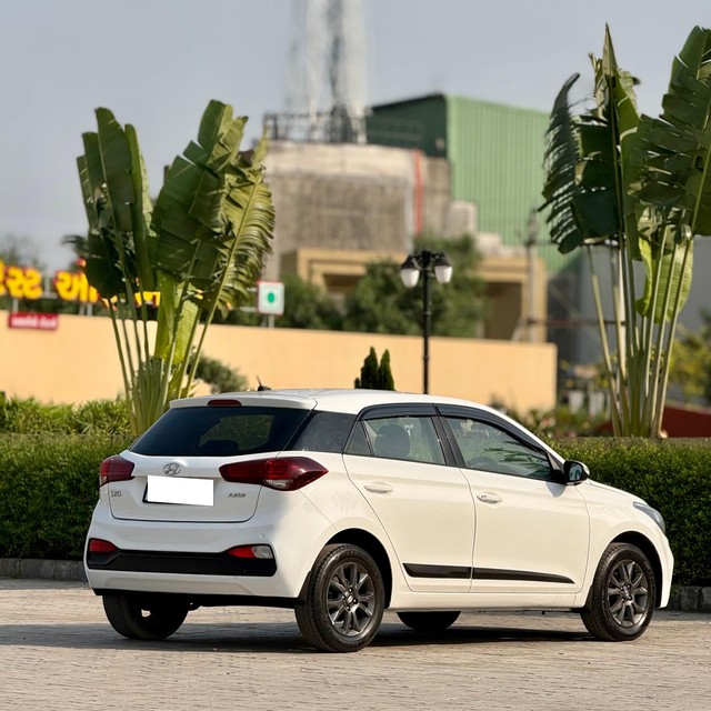 Second-hand 2018 Hyundai i20 1.2 Asta for sale in Surat-5