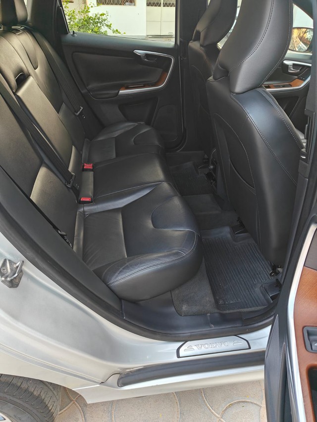 Second-hand 2017 Volvo XC60 D4 Momentum for sale in Hyderabad-3