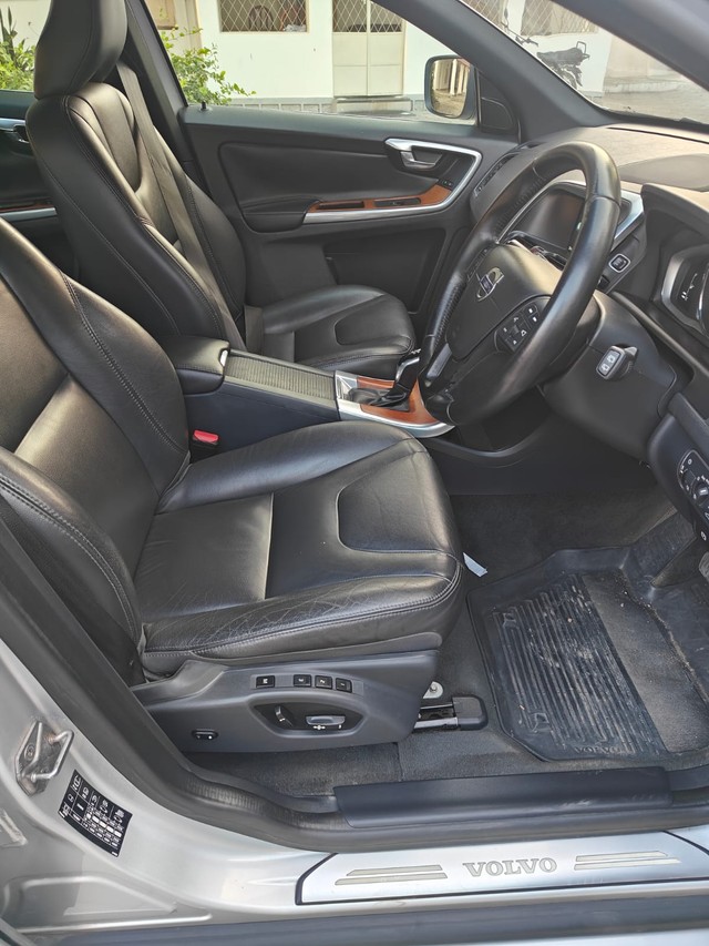 Second-hand 2017 Volvo XC60 D4 Momentum for sale in Hyderabad-4