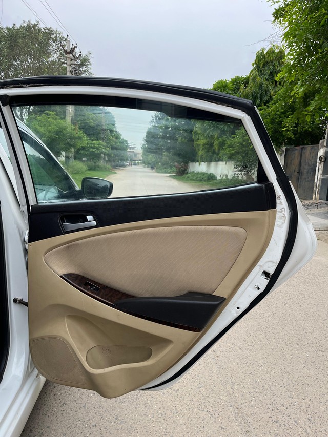 Second-hand 2015 Hyundai Verna 1.6 CRDI for sale in Faridabad-18