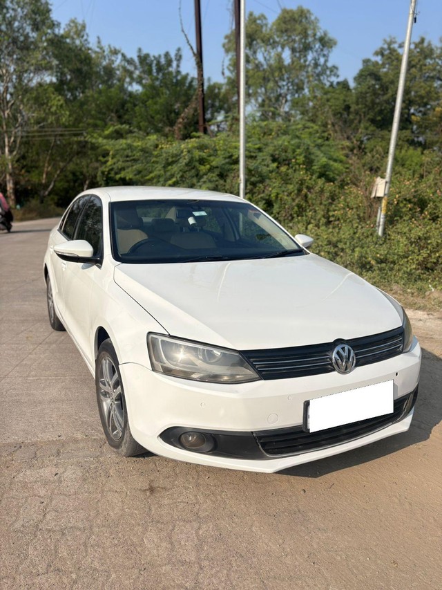 Second-hand 2013 Volkswagen Jetta 2.0L TDI Comfortline for sale in Aurangabad-12
