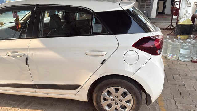 Second-hand 2018 Hyundai i20 Petrol Magna for sale in Bhiwadi-8