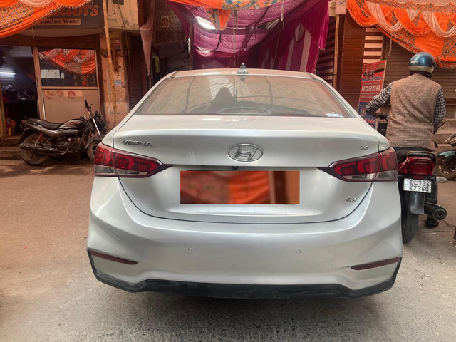 Second-hand 2018 Hyundai Verna VTVT 1.6 SX Option for sale in New Delhi-4