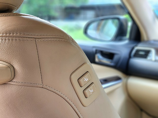 Second-hand 2015 Toyota Camry Hybrid 2.5 for sale in New Delhi-31