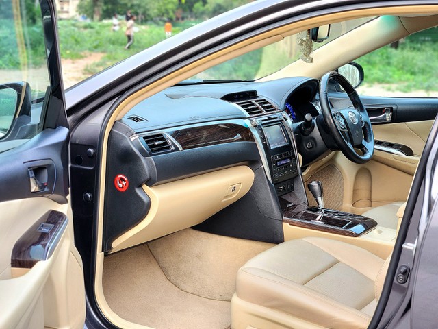 Second-hand 2015 Toyota Camry Hybrid 2.5 for sale in New Delhi-32
