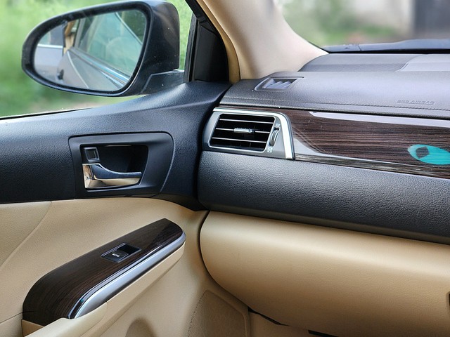 Second-hand 2015 Toyota Camry Hybrid 2.5 for sale in New Delhi-27