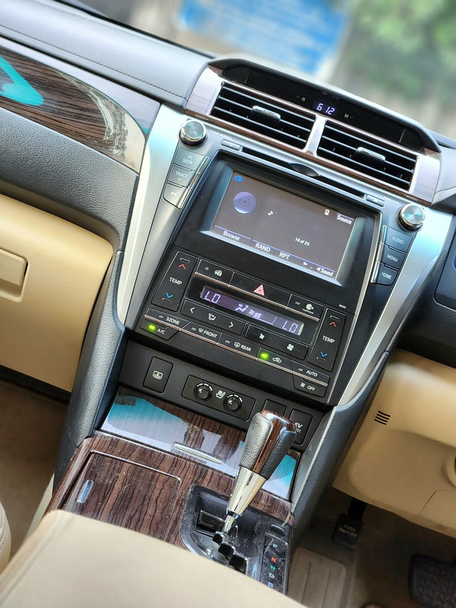 Second-hand 2015 Toyota Camry Hybrid 2.5 for sale in New Delhi-30