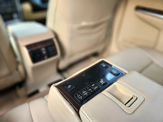 Second-hand 2015 Toyota Camry Hybrid 2.5 for sale in New Delhi-24