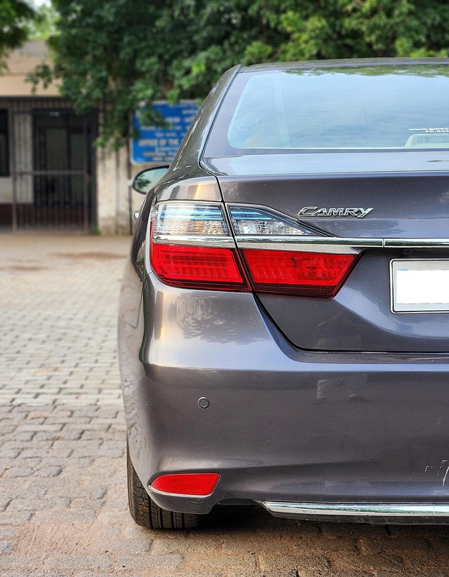 Second-hand 2015 Toyota Camry Hybrid 2.5 for sale in New Delhi-11