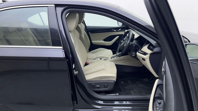 Second-hand 2022 Skoda Octavia 1.8 TSI AT Style for sale in Noida-15