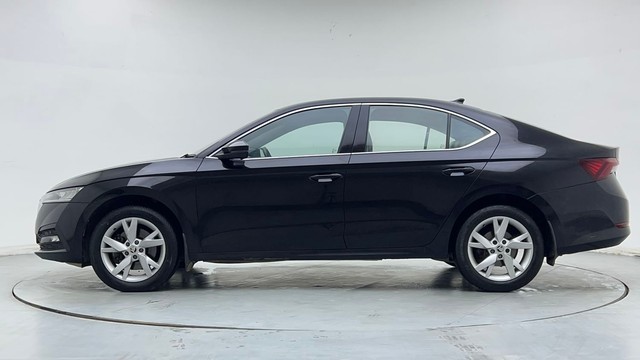 Second-hand 2022 Skoda Octavia 1.8 TSI AT Style for sale in Noida-6