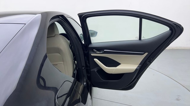 Second-hand 2022 Skoda Octavia 1.8 TSI AT Style for sale in Noida-28