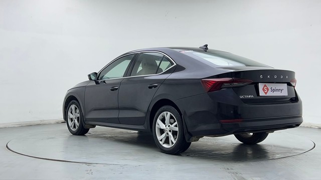 Second-hand 2022 Skoda Octavia 1.8 TSI AT Style for sale in Noida-5