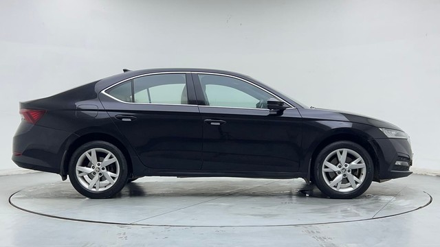 Second-hand 2022 Skoda Octavia 1.8 TSI AT Style for sale in Noida-2