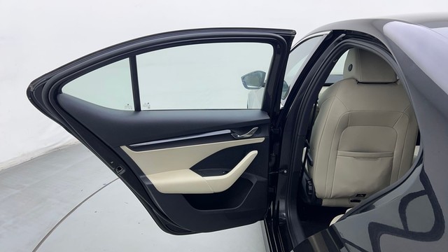 Second-hand 2022 Skoda Octavia 1.8 TSI AT Style for sale in Noida-26