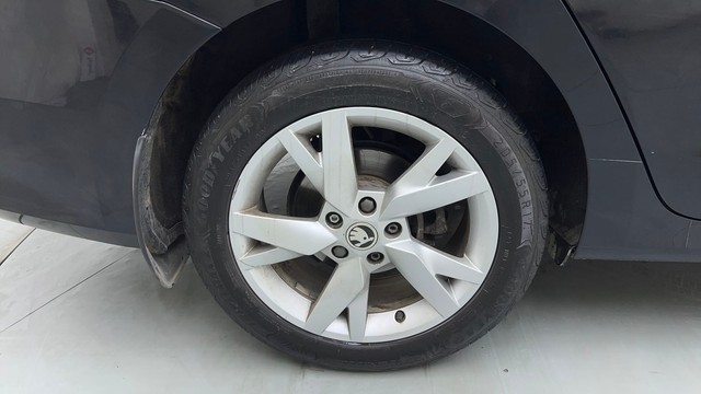 Second-hand 2022 Skoda Octavia 1.8 TSI AT Style for sale in Noida-18