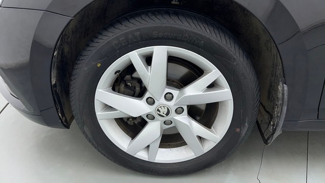 Second-hand 2022 Skoda Octavia 1.8 TSI AT Style for sale in Noida-20