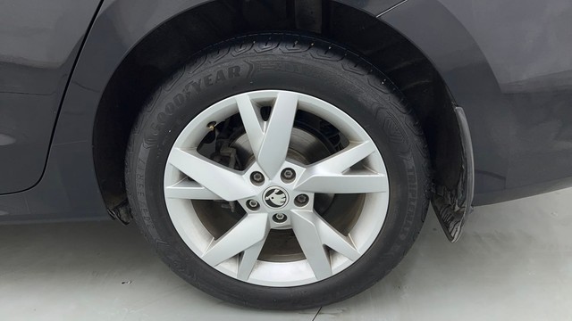 Second-hand 2022 Skoda Octavia 1.8 TSI AT Style for sale in Noida-19