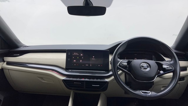 Second-hand 2022 Skoda Octavia 1.8 TSI AT Style for sale in Noida-11