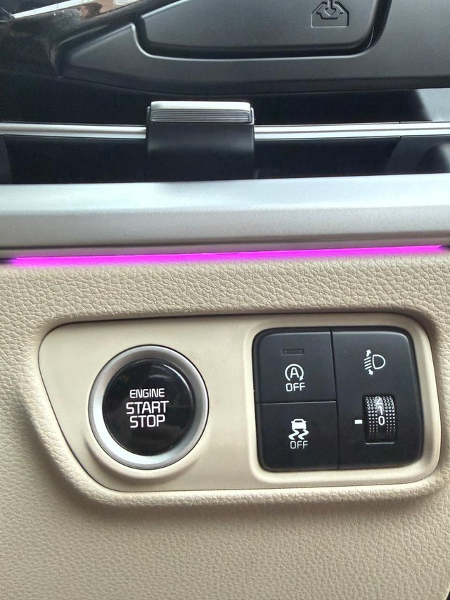 Second-hand 2023 Kia Carens Luxury Plus Diesel AT 6 STR BSVI for sale in Gadag-3