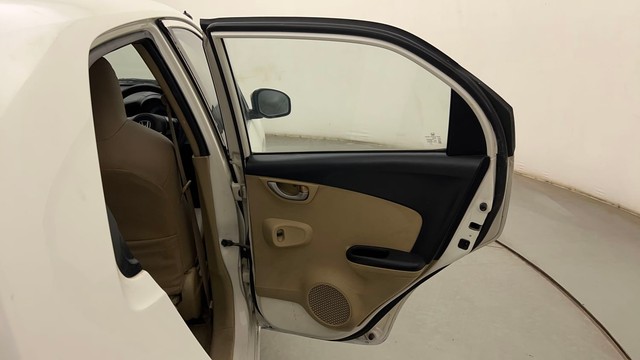 Second-hand 2014 Honda Brio VX AT for sale in Mumbai-25