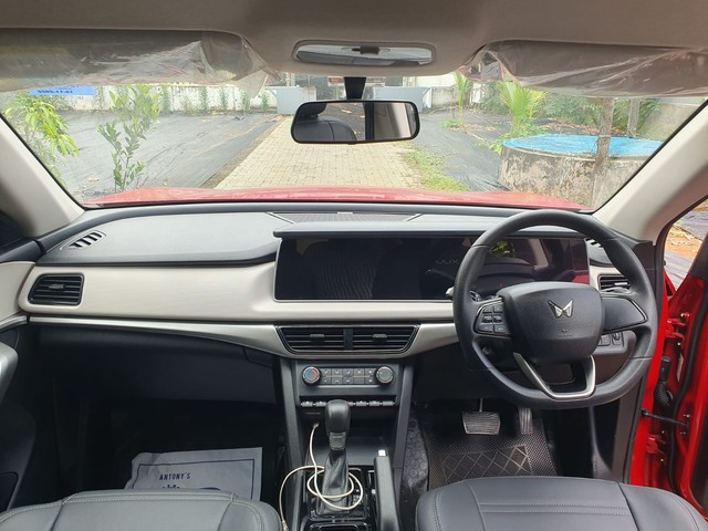 Second-hand 2022 Mahindra XUV700 AX3 AT BSVI for sale in Thrissur-6