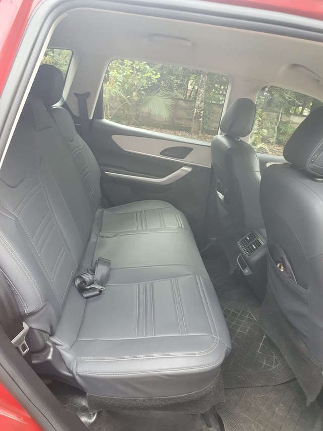 Second-hand 2022 Mahindra XUV700 AX3 AT BSVI for sale in Thrissur-5