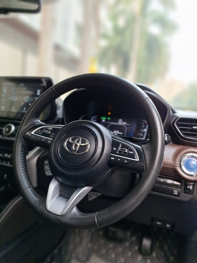 Second-hand 2023 Toyota Hyryder V HYBRID for sale in Surat-12