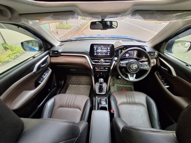 Second-hand 2023 Toyota Hyryder V HYBRID for sale in Surat-8