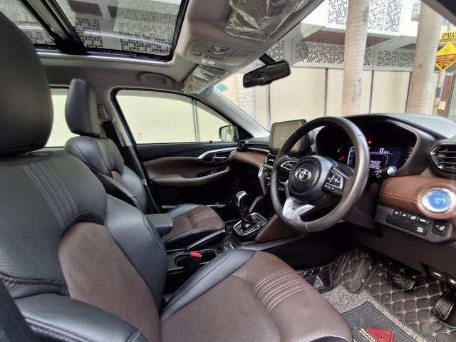 Second-hand 2023 Toyota Hyryder V HYBRID for sale in Surat-6