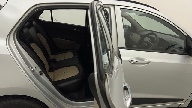 Second-hand 2014 Hyundai Grand i10 Sportz for sale in Mumbai-30