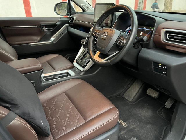 Second-hand 2024 Toyota Innova Hycross ZX Hybrid for sale in Agra-13