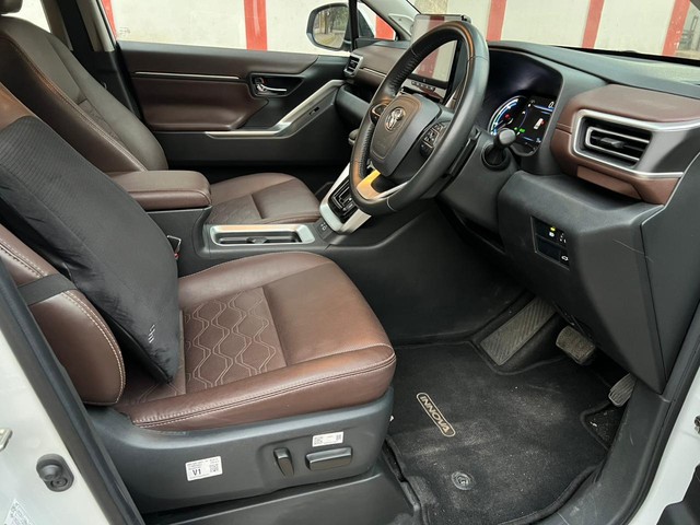 Second-hand 2024 Toyota Innova Hycross ZX Hybrid for sale in Agra-12