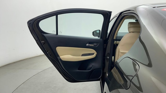 Second-hand 2023 Honda City V for sale in Chennai-32