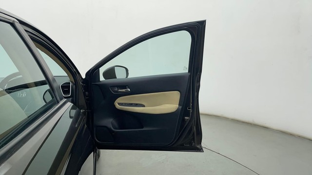 Second-hand 2023 Honda City V for sale in Chennai-16