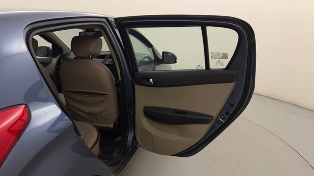 Second-hand 2013 Hyundai i20 Sportz 1.4 CRDi for sale in Mysore-29