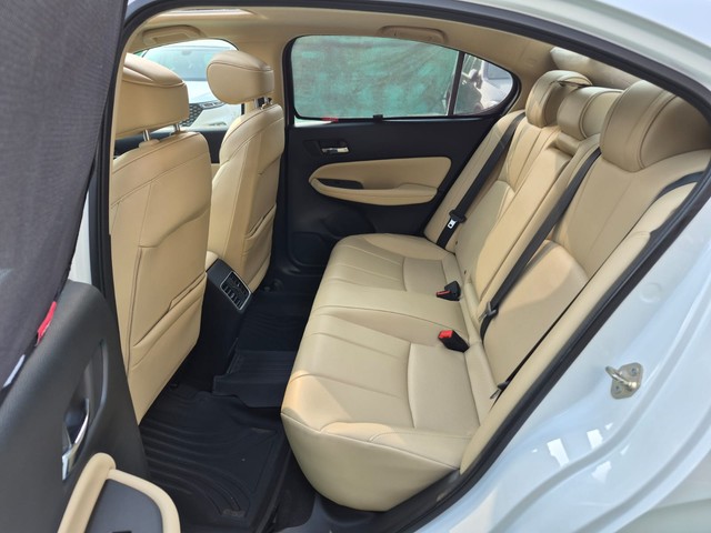 Second-hand 2023 Honda City ZX CVT for sale in Mumbai-17