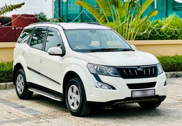 Mahindra XUV500 R W10 FWD Second-hand 2017 Mahindra XUV500 R W10 FWD for sale in Surat