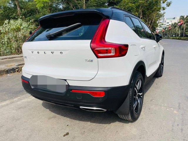 Second-hand 2020 Volvo XC40 T4 R-Design for sale in Mumbai-7