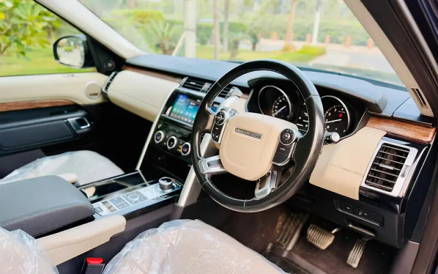 Second-hand 2018 Land Rover Discovery HSE 3.0 Si6 for sale in New Delhi-3