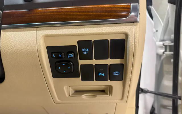 Second-hand 2016 Toyota Land Cruiser 200 VX for sale in New Delhi-3