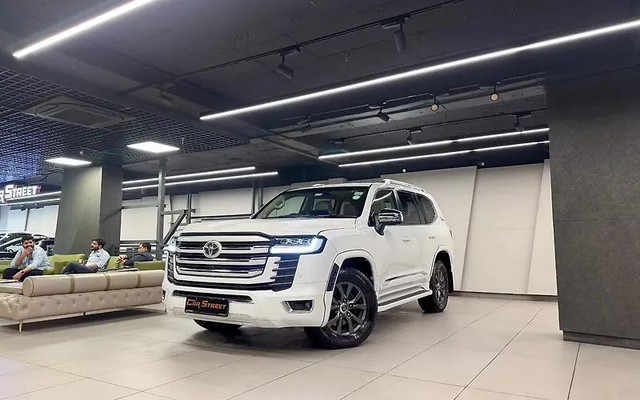 Second-hand 2016 Toyota Land Cruiser 200 VX for sale in New Delhi-5