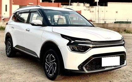 Second-hand 2023 Kia Carens Luxury Plus iMT 6 STR for sale in New Delhi