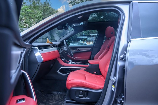 Second-hand 2024 Jaguar F-Pace 2.0 R-Dynamic S for sale in Mumbai-17