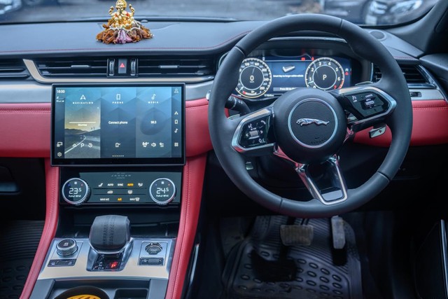 Second-hand 2024 Jaguar F-Pace 2.0 R-Dynamic S for sale in Mumbai-12