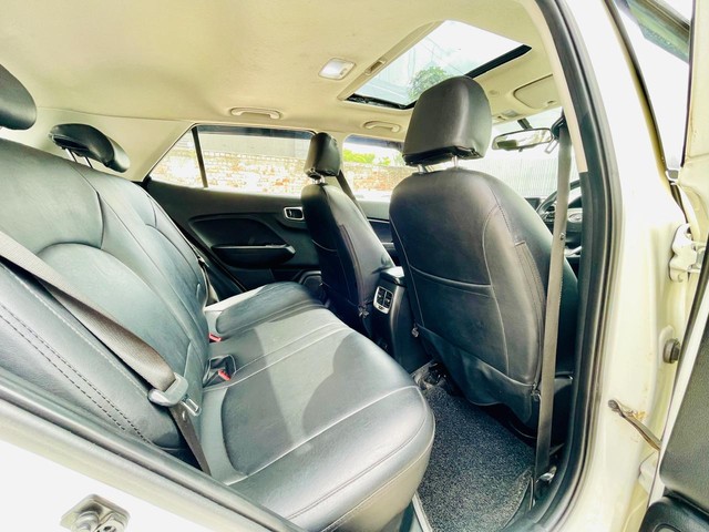 Second-hand 2019 Hyundai Venue SX Plus Turbo DCT BSIV for sale in Surat-12